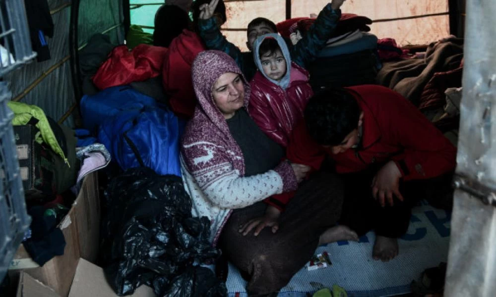 Έβρος: Έλληνες ζεσταίνουν γάλα για μικρό προσφυγόπουλο